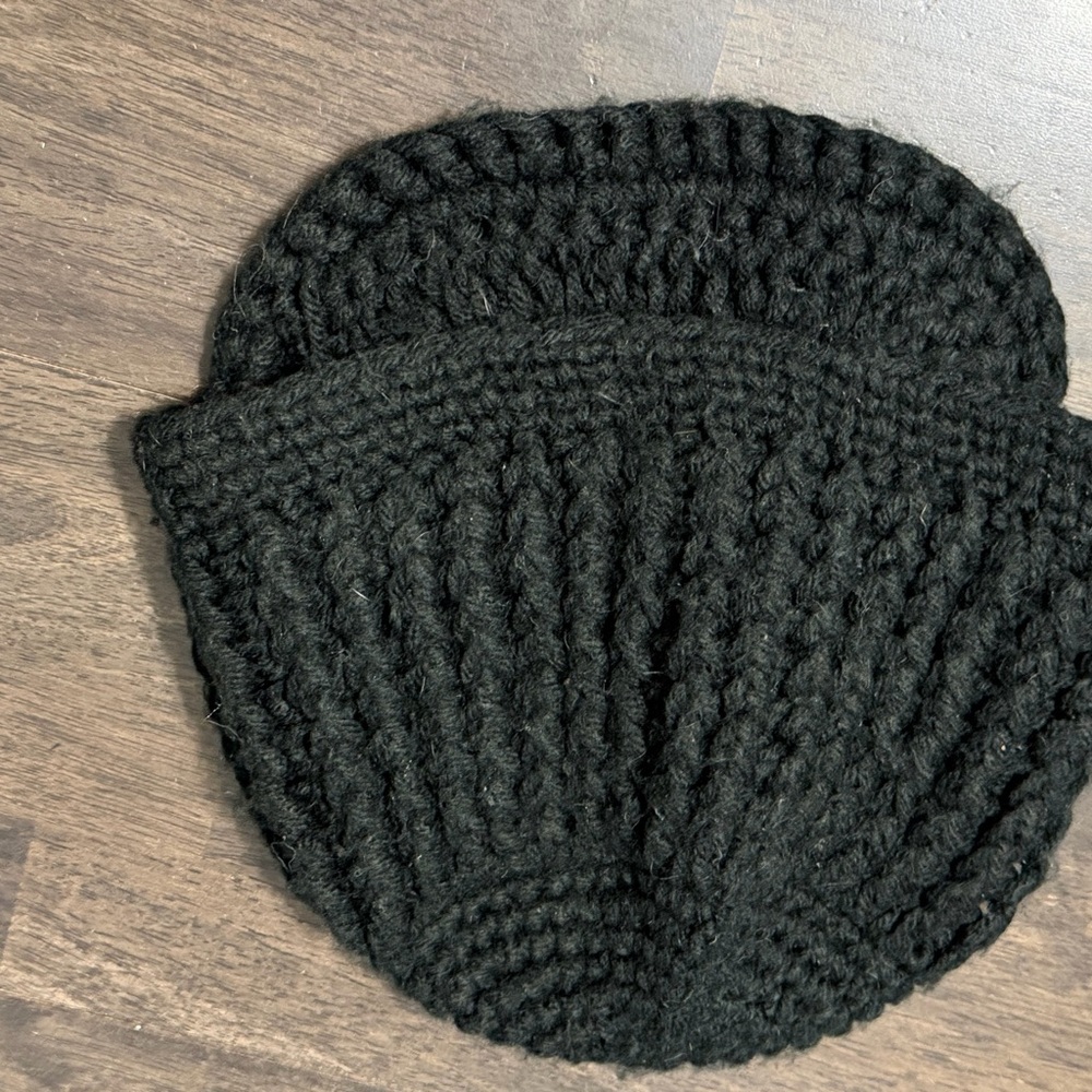 Black Knit DC women’s winter hat with brim - Picture 4 of 4